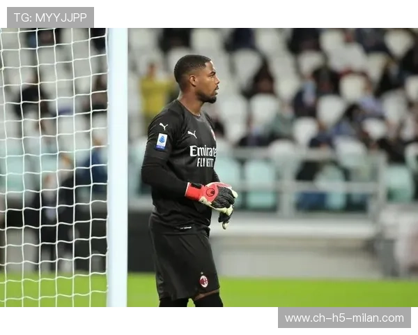 AC米兰后防轮换训练：教练要求更快速的换位与压缩空间